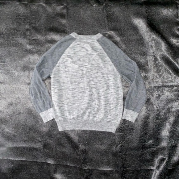 CAT Jack Girl’s Two Tone Gray Long Crewneck Sleeve Sweater - Picture 3 of 3